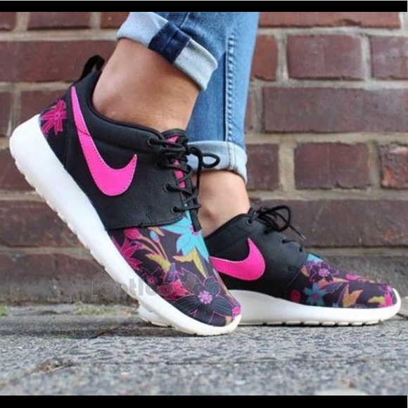 nike roshe run flower